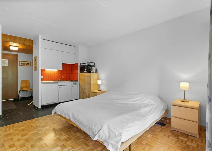 Emeraudes 403 Pres De La Telecabine A *