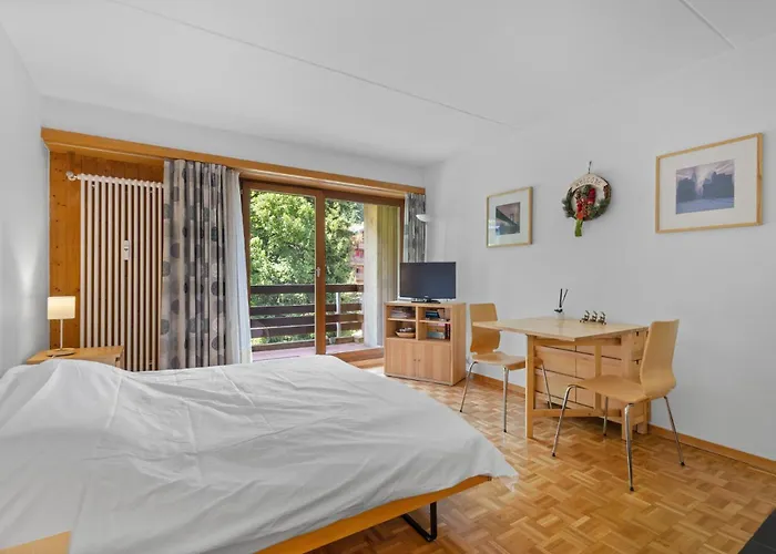 Emeraudes 403 Pres De La Telecabine A *